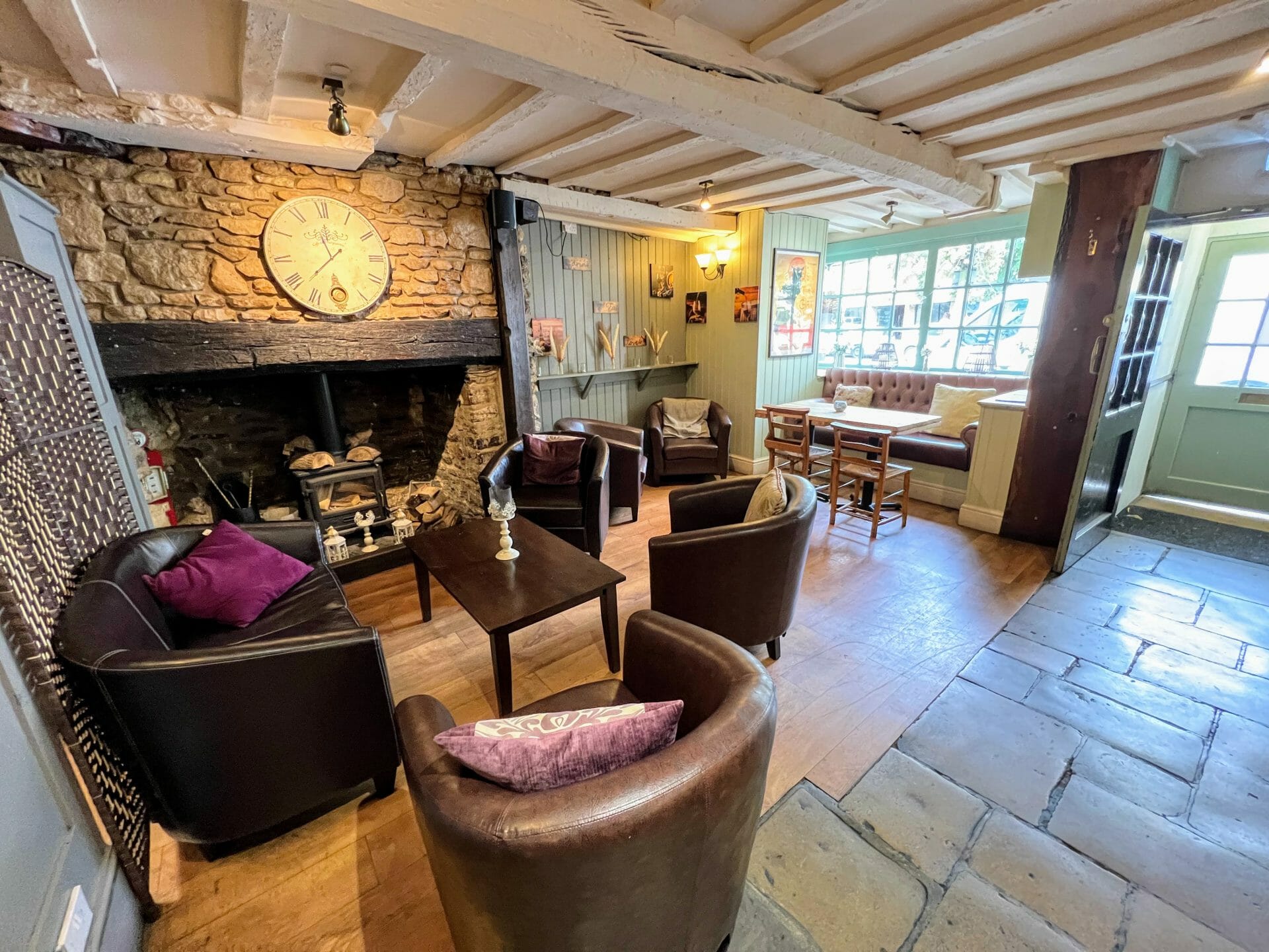 WITNEY CHEQUERS INN FULLY FITTED PUB TO LET NIL PREMIUM Drake